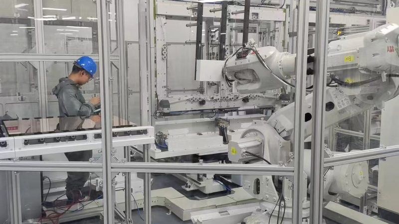 与传统的人工上下料方式相比，上下料机器人具有以下优势：